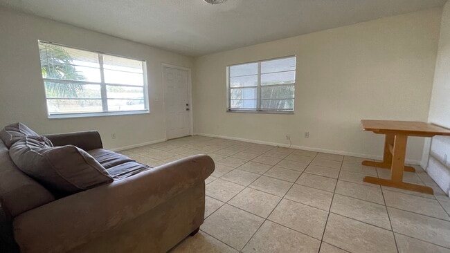 Sala de estar - 900 NW 10th Terrace Unidad Duplex - N River Shores