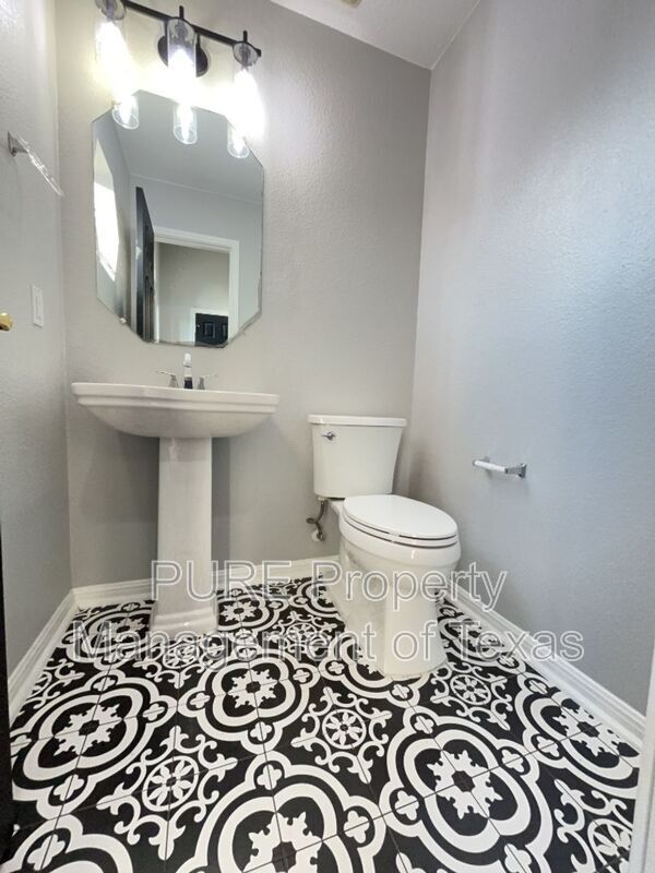 Photo - 305 Avalanche Ave