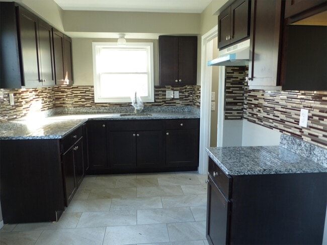 Photo - 7571 Pardee Rd