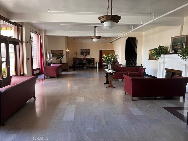 Photo - 2121 James M Wood Blvd Unidad 316