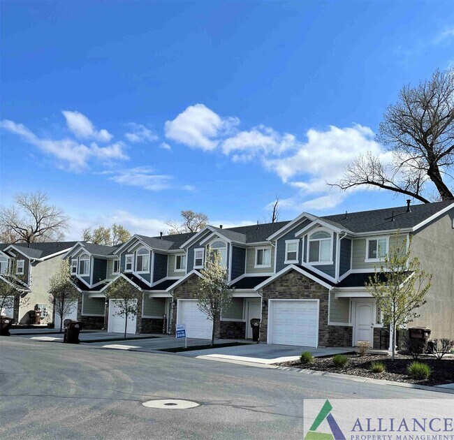 Photo - 3 Bed 2.5 Bath Townhome for Rent in West Haven | Modern Living + HOA Amenities
