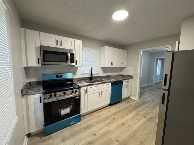 Photo - 3bed/2bath freshly renovated home!