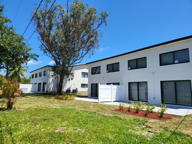 Photo - 151 SW 15th St