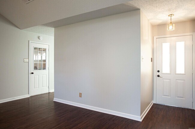 Photo - 2000 Lessel Dr