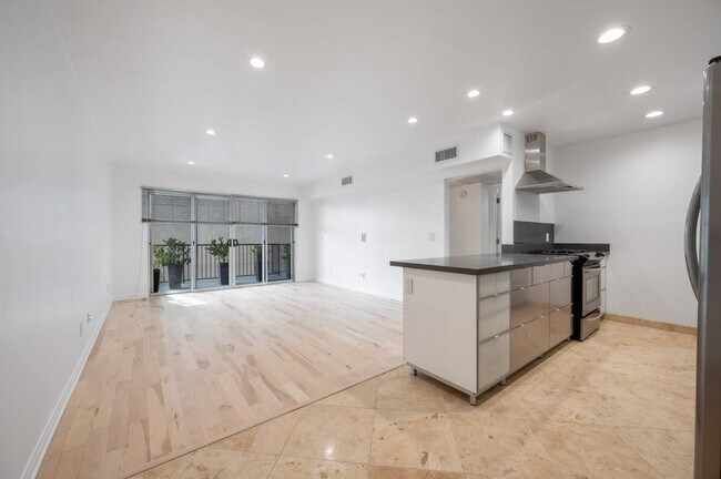 Photo - 1148 N Clark St