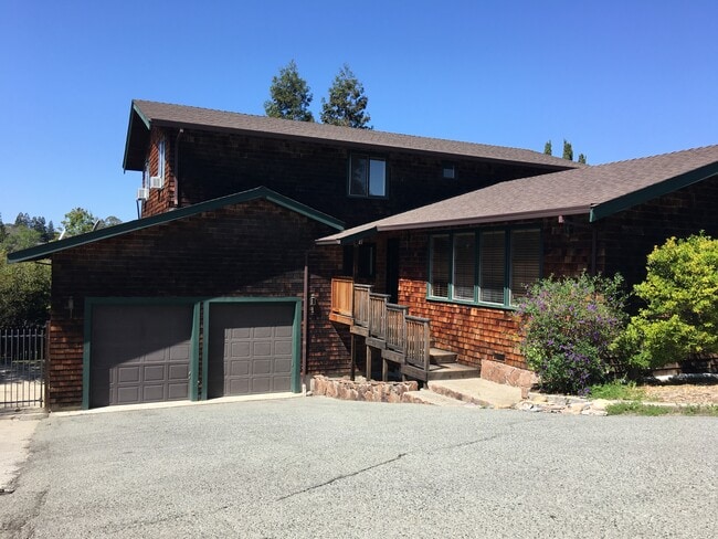 2.5 car with plenty of storage and interior access - 20 Meleean Ln Rental