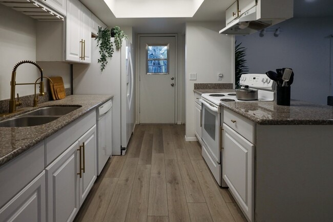 Photo - 328 E Dunbar Dr