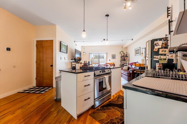 Photo - 1060 N Hermitage Ave