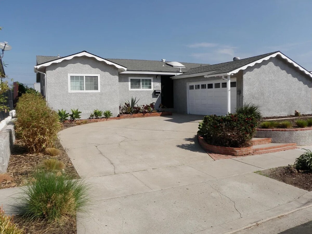 Photo - 8684 Celestine Ave