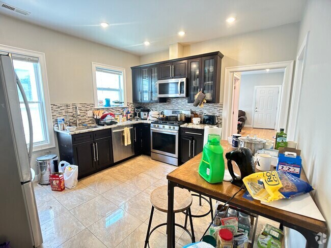 Building Photo - 81 Newbury St Unit 2 Rental