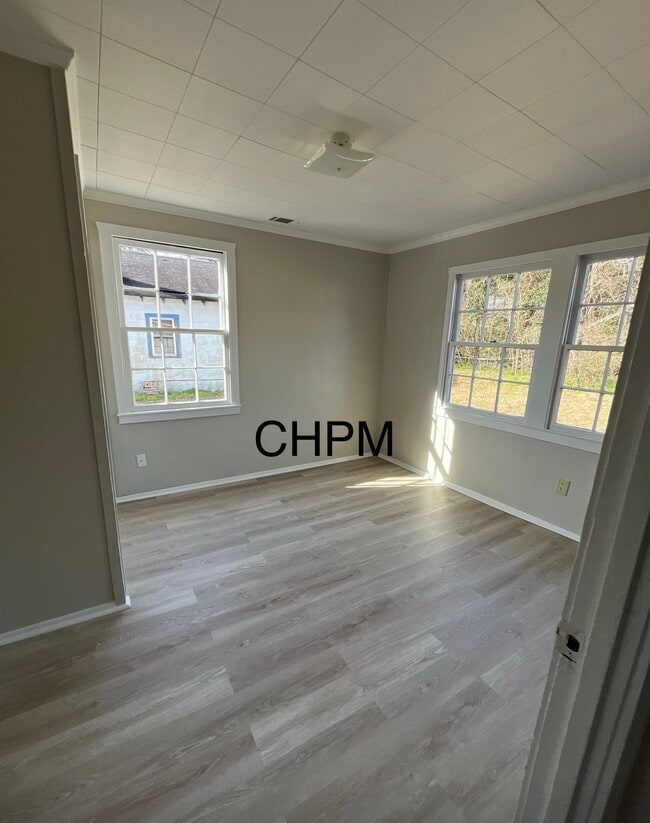 Photo - 327 E Bond St