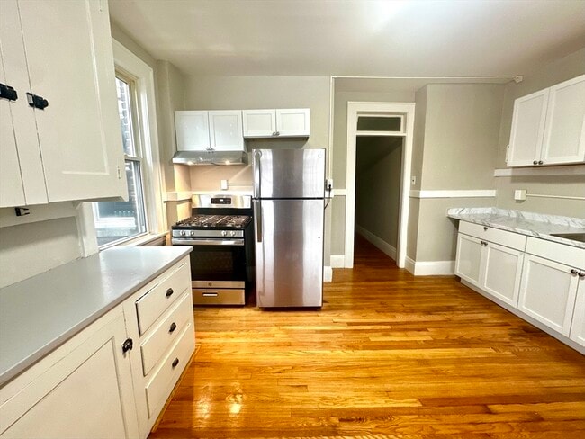 Building Photo - 589 Pleasant St Unit 4R