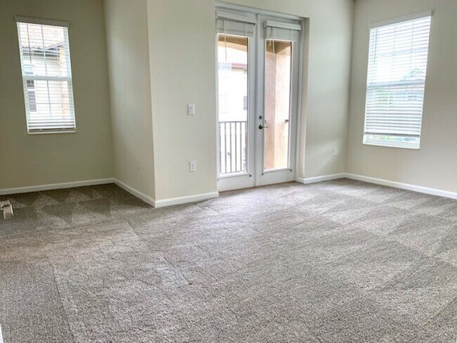 Photo - 5 Bedroom / 3 Bath Town home with 2 car garage