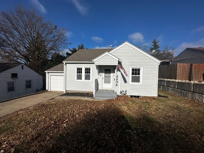 Building Photo - 2205 Monterey Dr