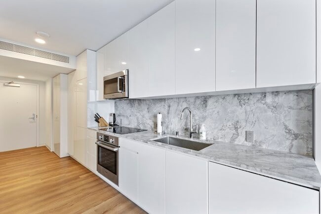 Photo - 987 Queen St