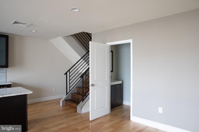 Photo - 323 E Allen St Unit 4