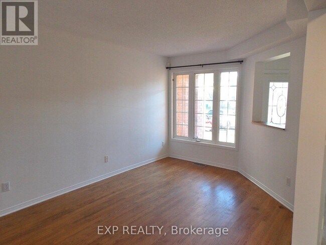 Photo - 136 Inverkip Ave