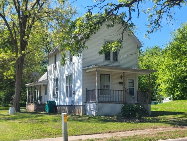 Building Photo - 688 W Tompkins St