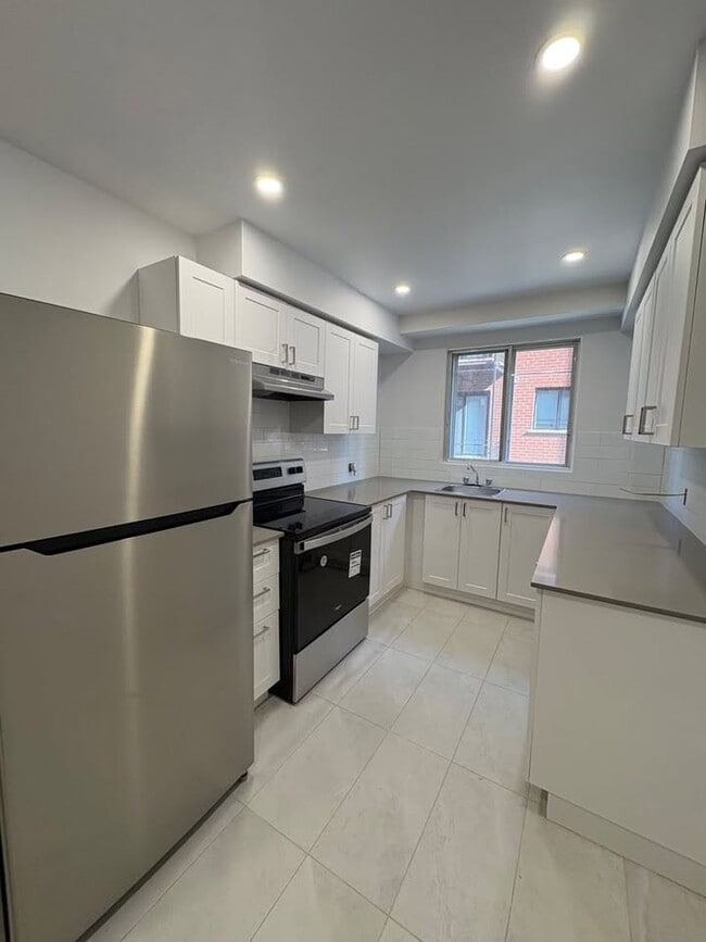 Building Photo - 4940 Edouard Montpetit Blvd Unit 5