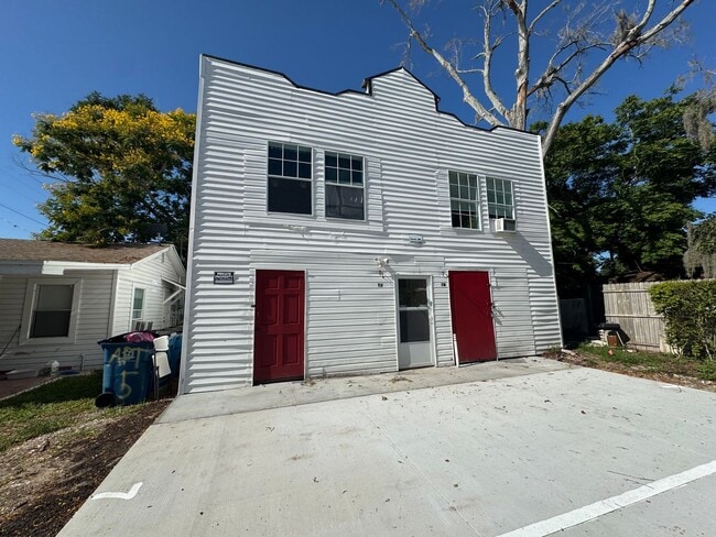 Building Photo - Charming Apartment Close to Downtown Lake Wales