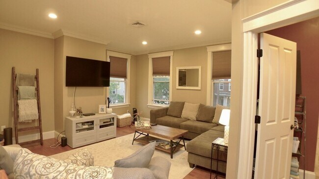 Building Photo - 10 Savin Hill Ave Unit 2