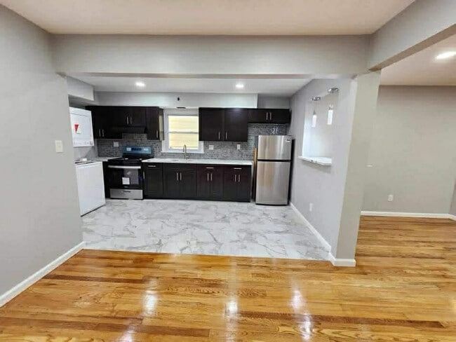 Building Photo - 147 McAdoo Ave Unit 1
