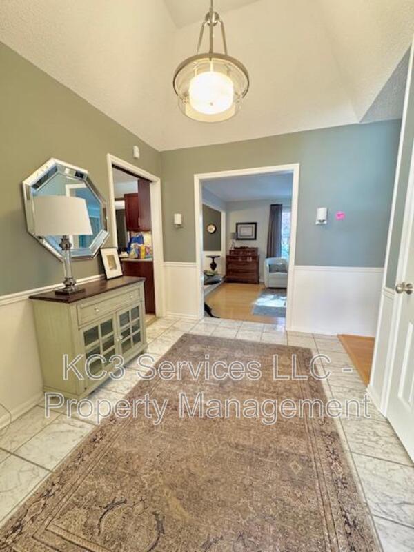 Photo - 615 E 101st Terrace