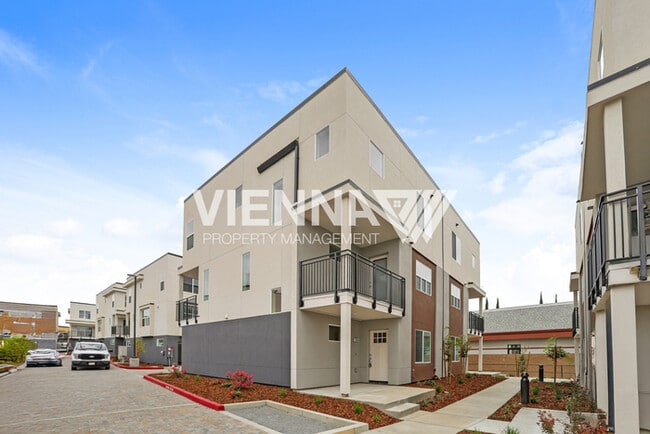 Building Photo - 7992 Quiet Knolls Dr