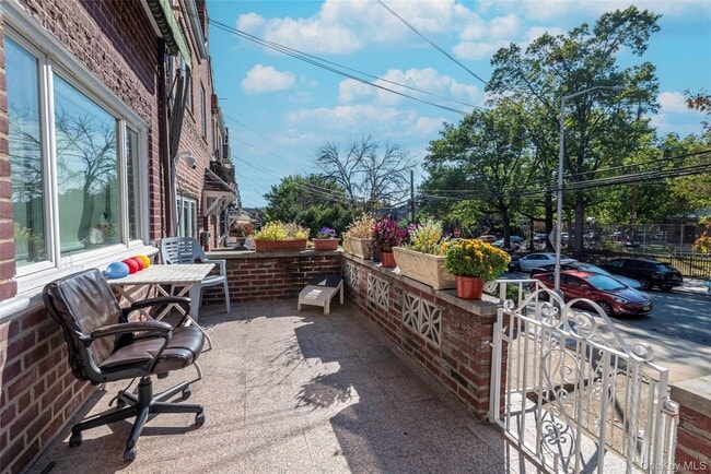 Photo - 65-25 Alderton St