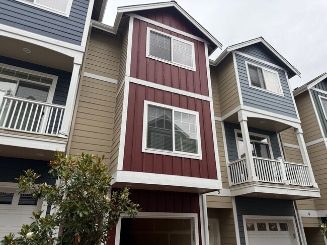 Beautiful 2 bed, 2.5 bath townhome located... - Beautiful 2 bed, 2.5 bath townhome located...
