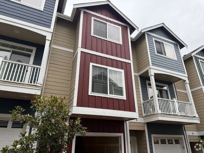 Building Photo - Beautiful 2 bed, 2.5 bath townhome located...