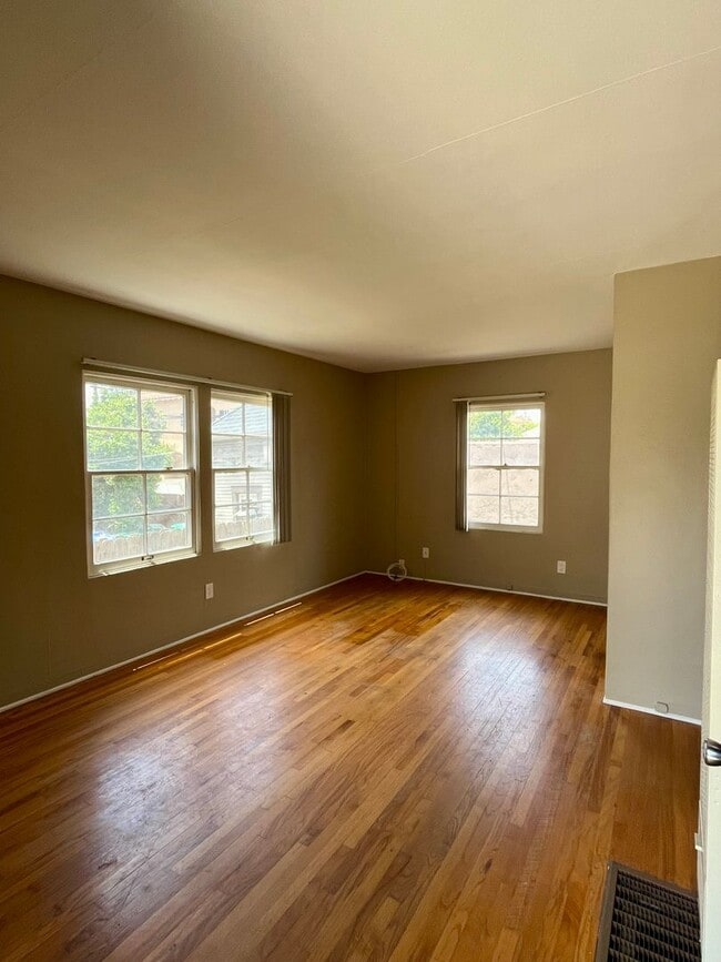Building Photo - Large 1 Bed/1 Bath Hillcrest Unit 05 Rental
