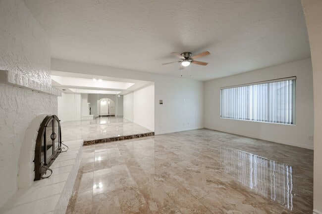 2851 E Acoma Dr