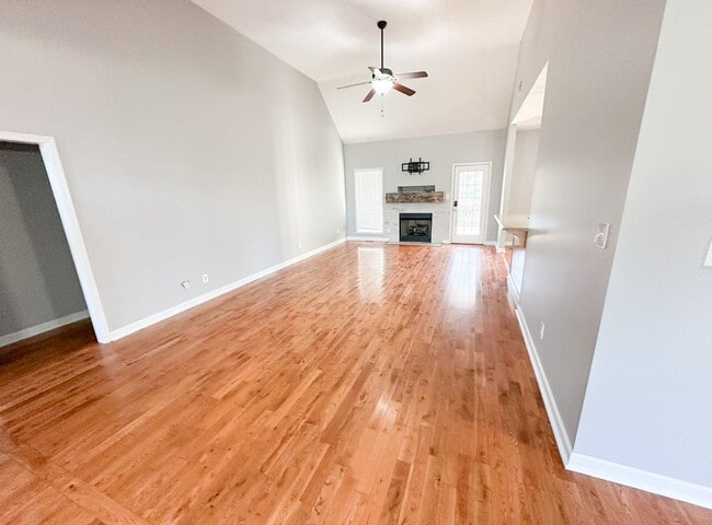 Photo - 5 Bedroom 3 Bathroom Home!