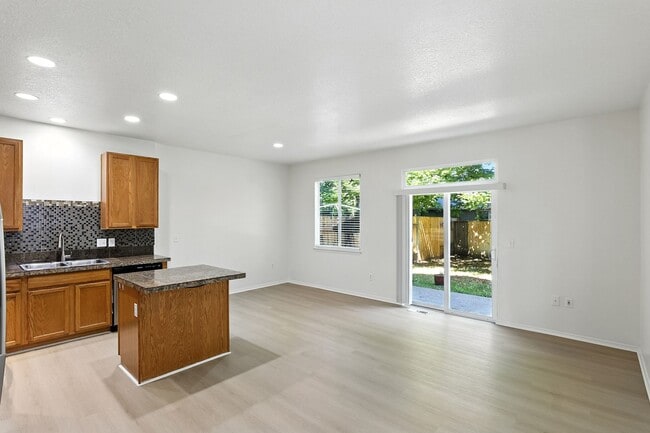 Photo - 10911 NE Weidler St Unit 10915