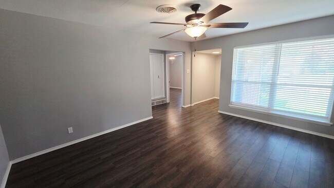 Photo - 305 Dublin Dr