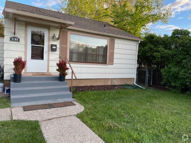 Building Photo - 2104 6th Ave S Rental