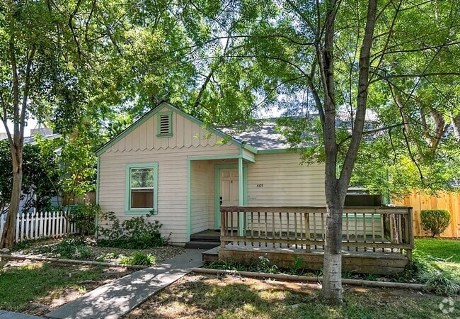 Building Photo - 5 Bedrooms and 3 Bathrooms! Rental