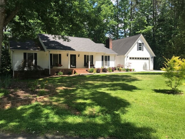 Building Photo - Stunning 3 Bedroom Home with Bonus Room