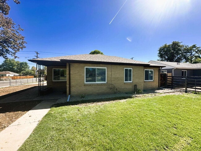 Building Photo - 3 Bed 1 Bath Ranch in North Park Hill! (Available Immediately)
