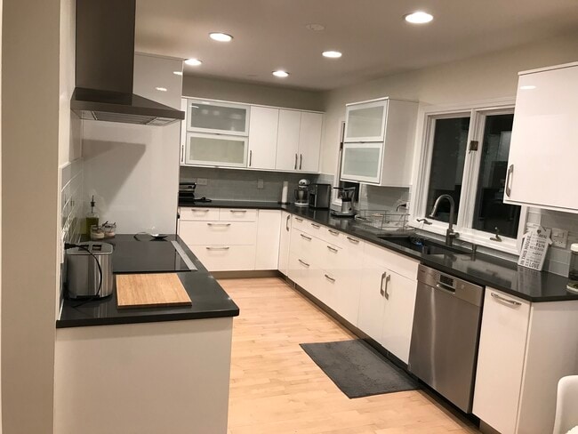 Building Photo - 1872 Mission Hills Ln Rental