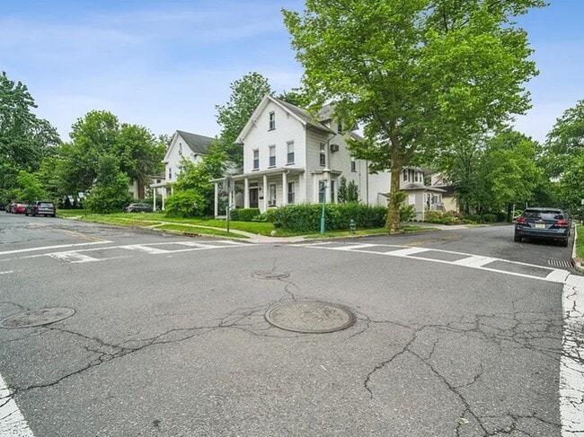 Building Photo - 102 2nd St