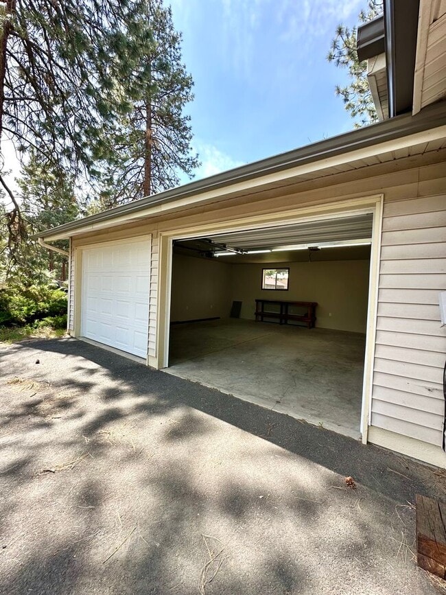 Photo - Remodeled 3 Bed Home in Deschutes River Woods with A/C & Large Fenced Yard