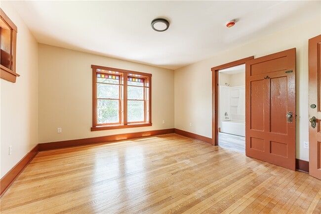 Photo - 266 Lyndhurst St