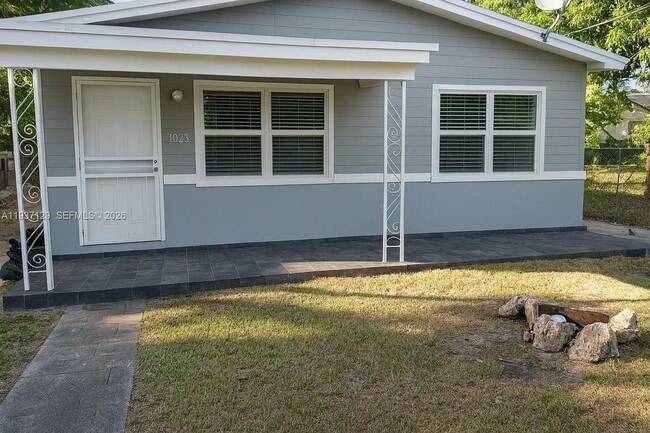 Building Photo - 1023 NW 33rd St Unit 0