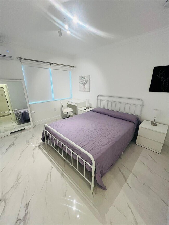 Building Photo - 1455 Michigan Ave Unit 12B