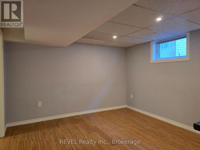 Photo - 33 Dundas Crescent