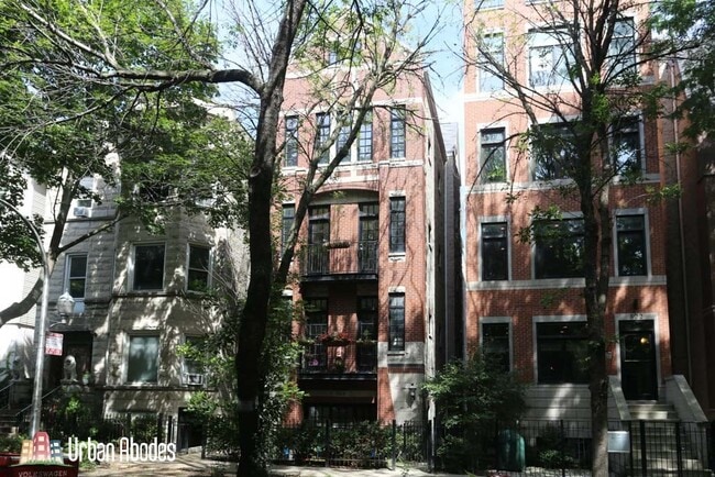 Building Photo - 824 W Buckingham Pl Unit M04R
