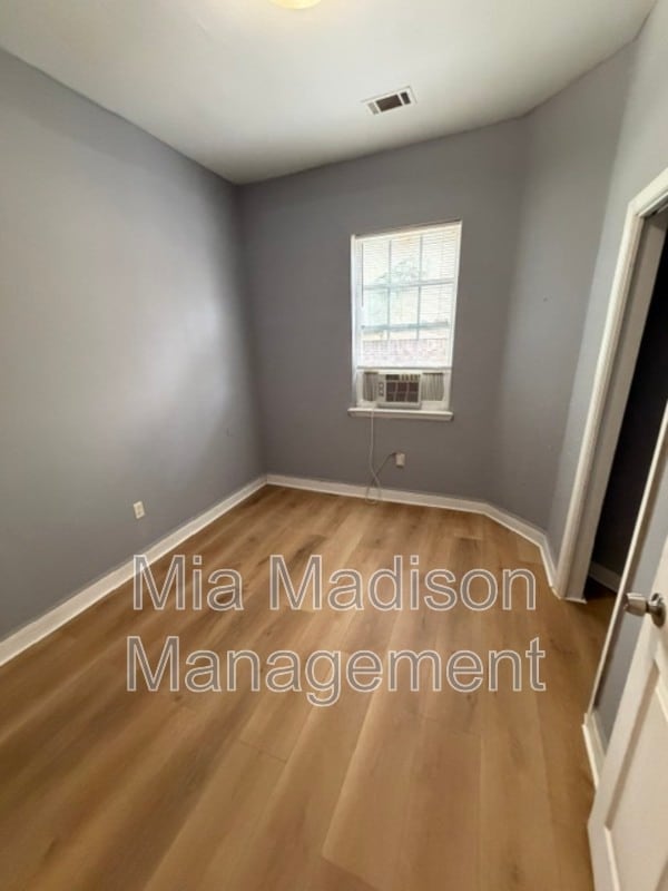 Photo - 723 W 42nd St