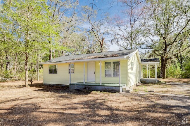 Building Photo - Newly Renovated Home on 1 Acre Lot in Sout...